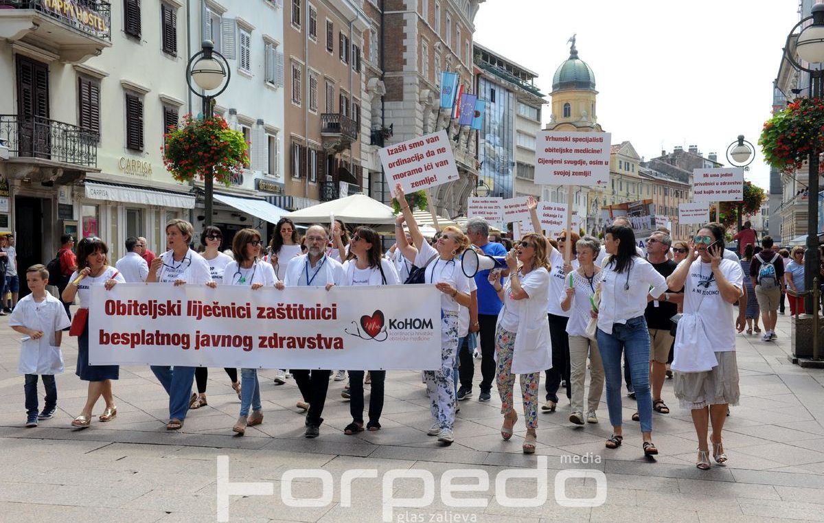 FOTO: Prosvjed liječnika na Korzu – Oslobodite nas administracije da se možemo brinuti o pacijentima @ Rijeka