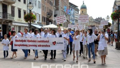 FOTO: Prosvjed liječnika na Korzu – Oslobodite nas administracije da se možemo brinuti o pacijentima @ Rijeka