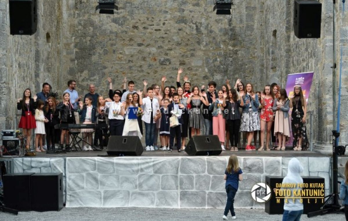 FOTO Festival Kastafski glasi okupio talentirane mlade pjevače koji su oduševili publiku @ Kastav