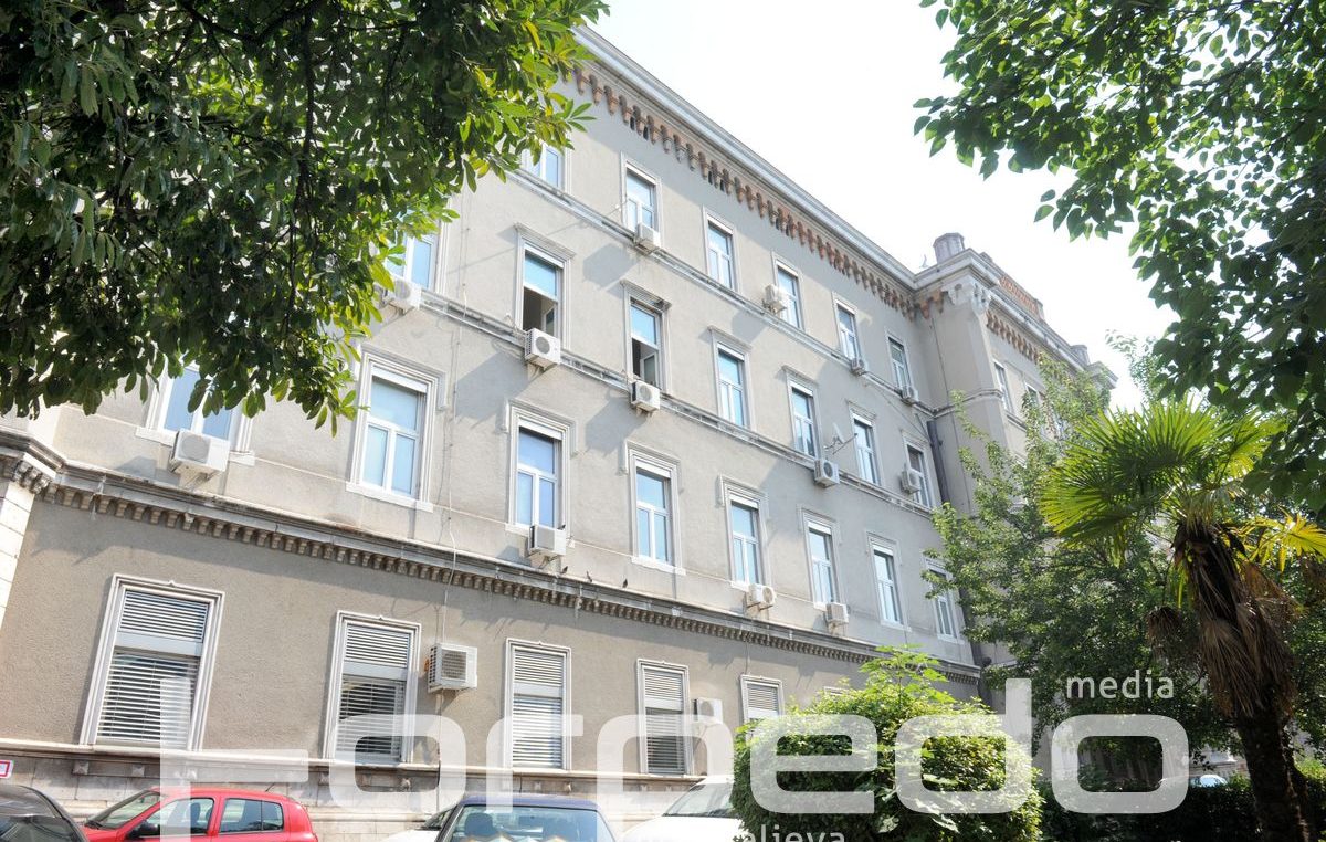 Traže donacije: KBC Rijeka predstavio projekt restauracije stubišta i vitraja u neogotičkoj bolničkoj zgradi