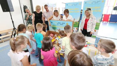 Krapinsko – zagorska županija dječjem vrtiću Mavrica donirala tradicijske drvene igračke