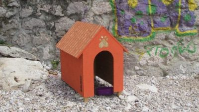 Riječani još uvijek nailaze zanimljive predmete koje su im ‘poklonili’ strani studenti arhitekture: Na Brajdici postavljena kućica za pse