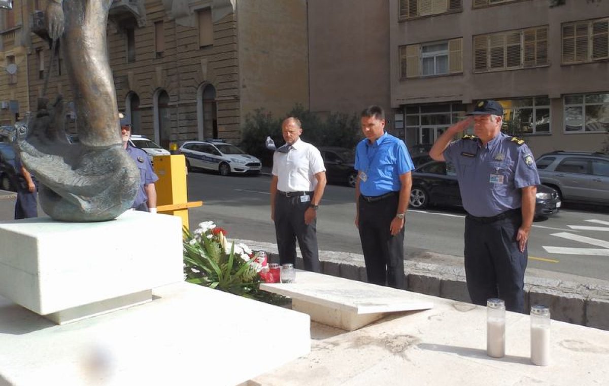 Odavanjem počasti kolegama poginulima u Domovinskom ratu, policajci obilježili Dan pobjede @ Rijeka