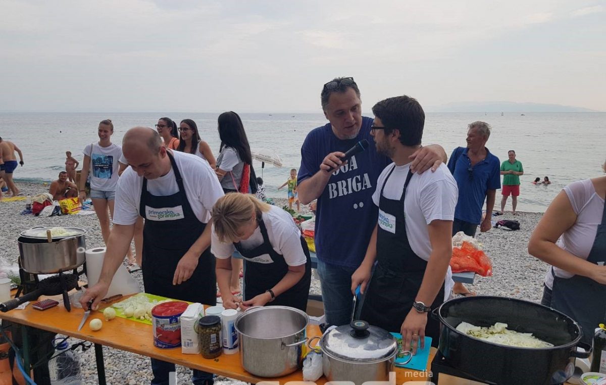 FOTO Humanitarno kuhanje brodeta okupilo brojne poznate Riječane, slavili Olimpijci Šivolija, Naglić i Barać