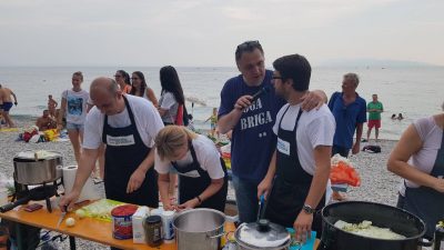 FOTO Humanitarno kuhanje brodeta okupilo brojne poznate Riječane, slavili Olimpijci Šivolija, Naglić i Barać