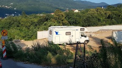 U OKU KAMERE Bilo kuda, kamperi svuda – Turisti za svoje kampiralište odabrali gradilište rotora riječke zaobilaznice @ Matulji