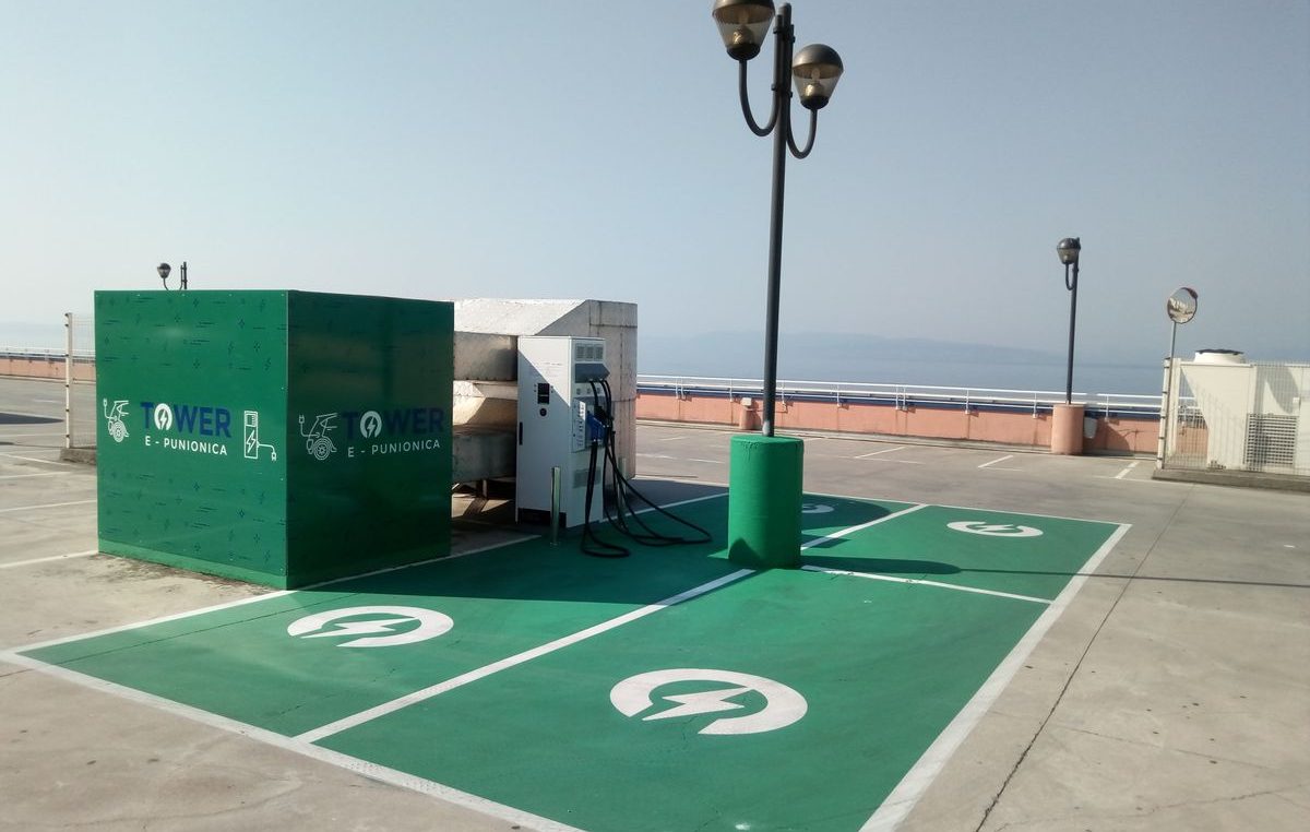 Nova usluga u eri e-mobilnosti: Na krovu Tower Centra Rijeka otvorena prva brza e-punionica za električna vozila