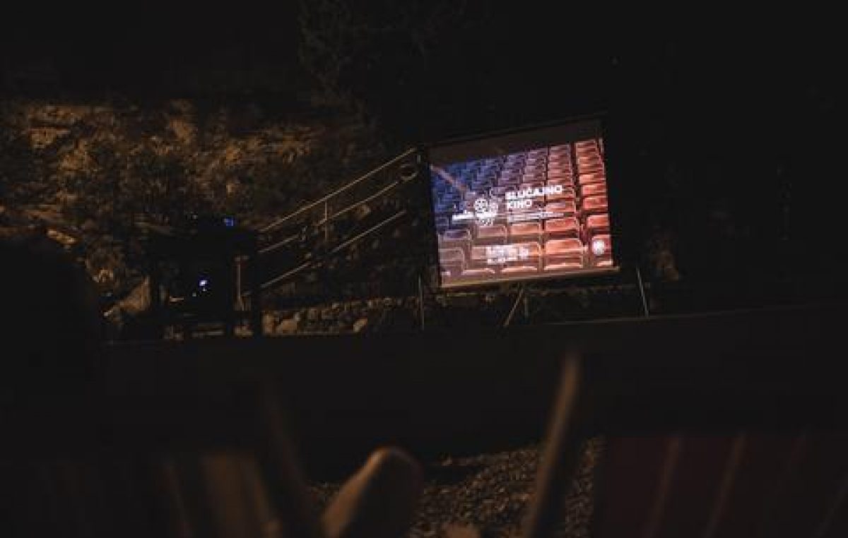Nastavlja se program Slučajno kino – Večeras dokumentarci u Cukarikafeu, a u četvrtak u Prasowskom