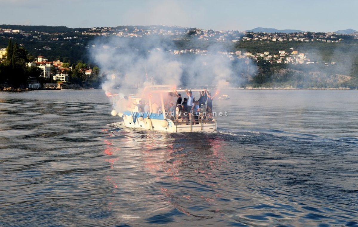FOTO/VIDEO Desant na Kantridu – Opatijska Armada na večerašnju tekmu krenula brodom