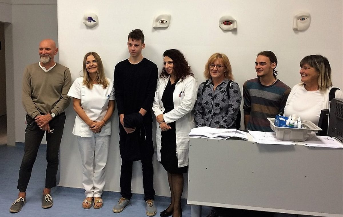 Učenici poklonili umjetničke radove – Škola za primijenjenu umjetnost oplemenila prostore Klinike za oftalmologiju