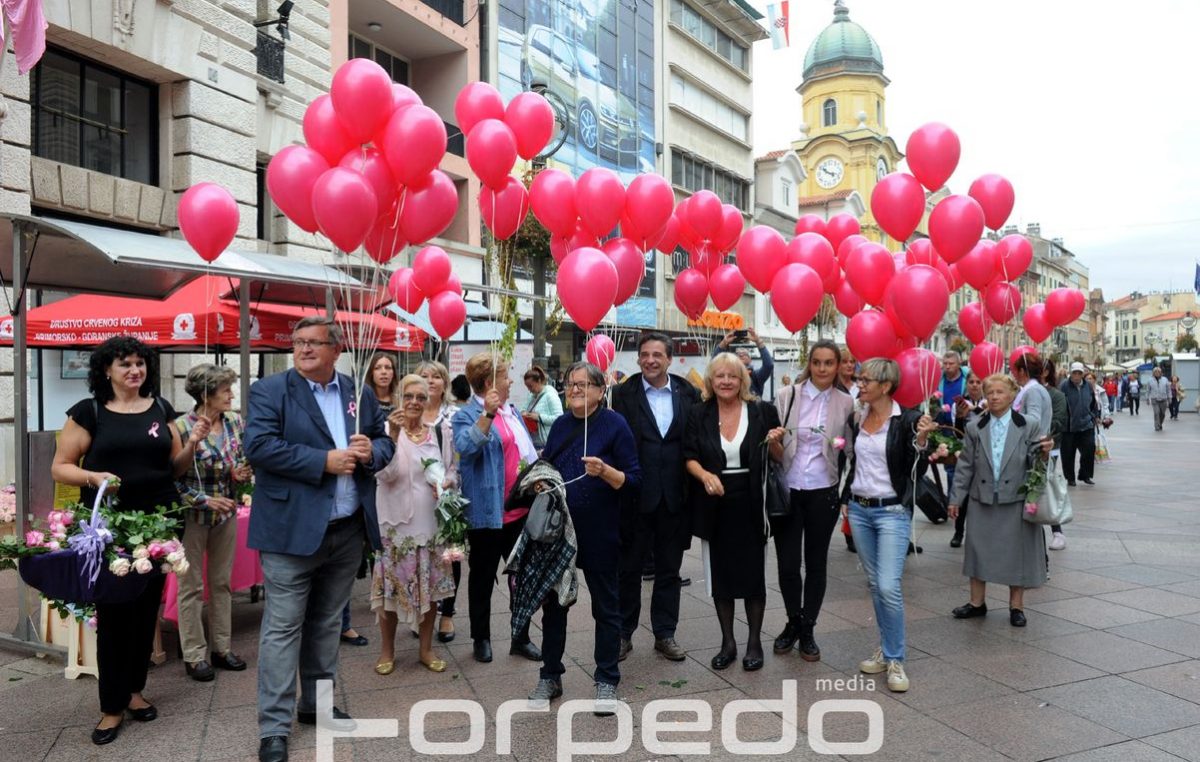 U OKU KAMERE Puštanjem ružičastih balona i humanitarnom prodajom ruža obilježen Dan ružičaste vrpce