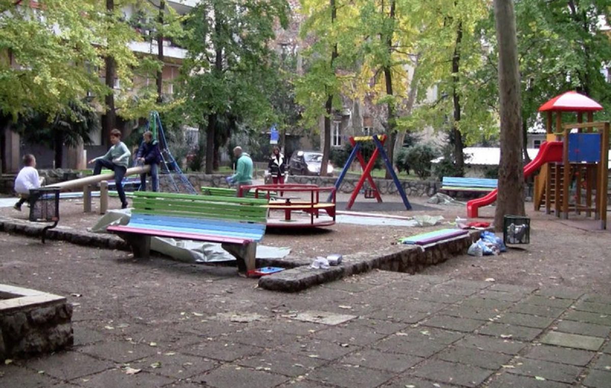 Dječje igralište na Školjiću obnovljeno zahvaljujući projektu građanske inicijative “Kvart za 5” i sredstvima Riječkog programa lokalnog partnerstva
