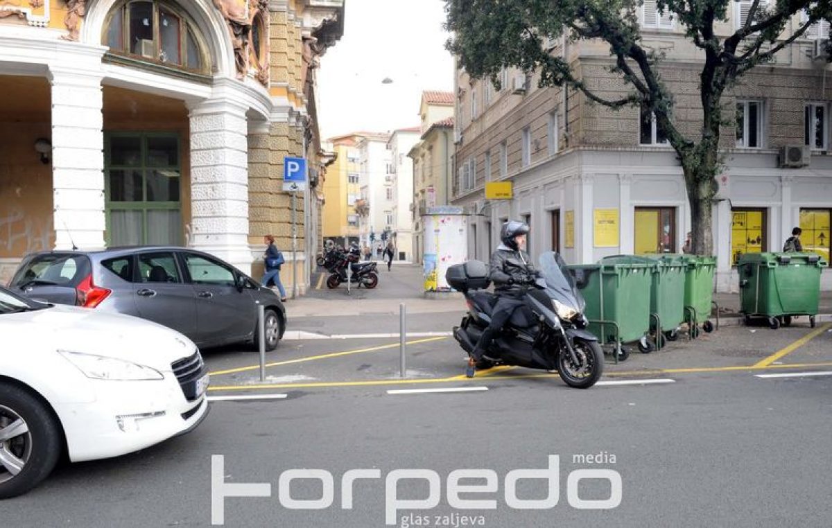 FOTO Parking za skutere u središtu postao dostupniji – Uređen prilaz parkiralištu iza Gradske knjižnice Rijeka