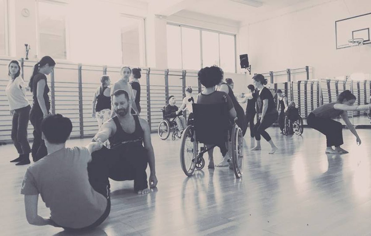 DanceAbility inkluzivna radionica plesa i pokreta uključuje sve zainteresirane neovisno o dobi, znanju ili invaliditetu