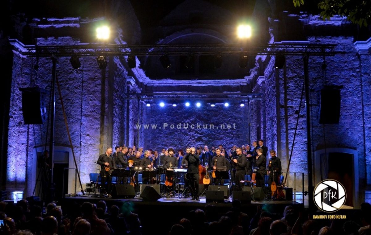 Božićni koncert u Gervaisu – Ženska i muška klapa Kastav te Tamburaški orkestar HRT-a promoviraju zajednički album ‘Uživo u Kastvu’