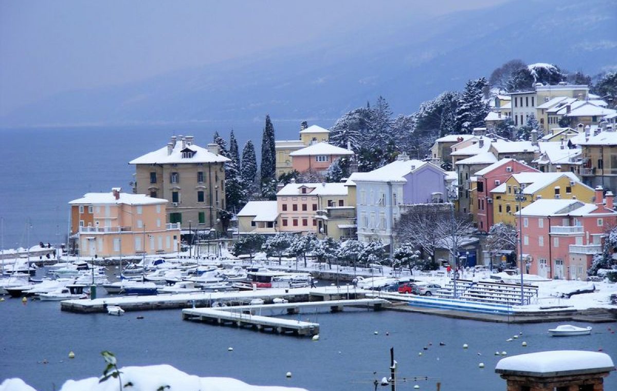 Tijekom srijede na sjevernom Jadranu puhat će jaka i olujna bura, moguća je slaba susnježica ili snijeg