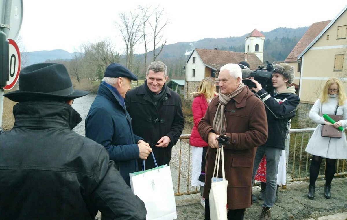 Granica nije prepreka za prijateljstvo – Održan tradicionalni susret na mostu koji pripada Hrvatskoj i Sloveniji