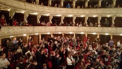 Dječji novogodišnji koncert – Orkestar Riječke opere poveo djecu na nezaboravan put Europom