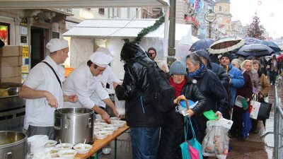 Kišni Badnjak na Korzu – Grad Rijeka i Turistička zajednica počastili građane ribom i vinom