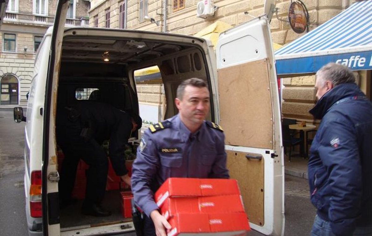 Uručene donacije – Riječki policajci organizirali humanitarnu akciju za socijalnu samoposlugu u Rijeci