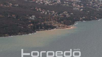 U OKU KAMERE Blatnjavi valovi nakon nasipavanja – Radovi na resortu Costabella more obojali smeđe