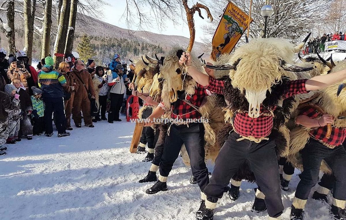 VIDEO Maškarani Platak okupio više od 250 ljubitelja dobre zabave pod maskama i na snijegu