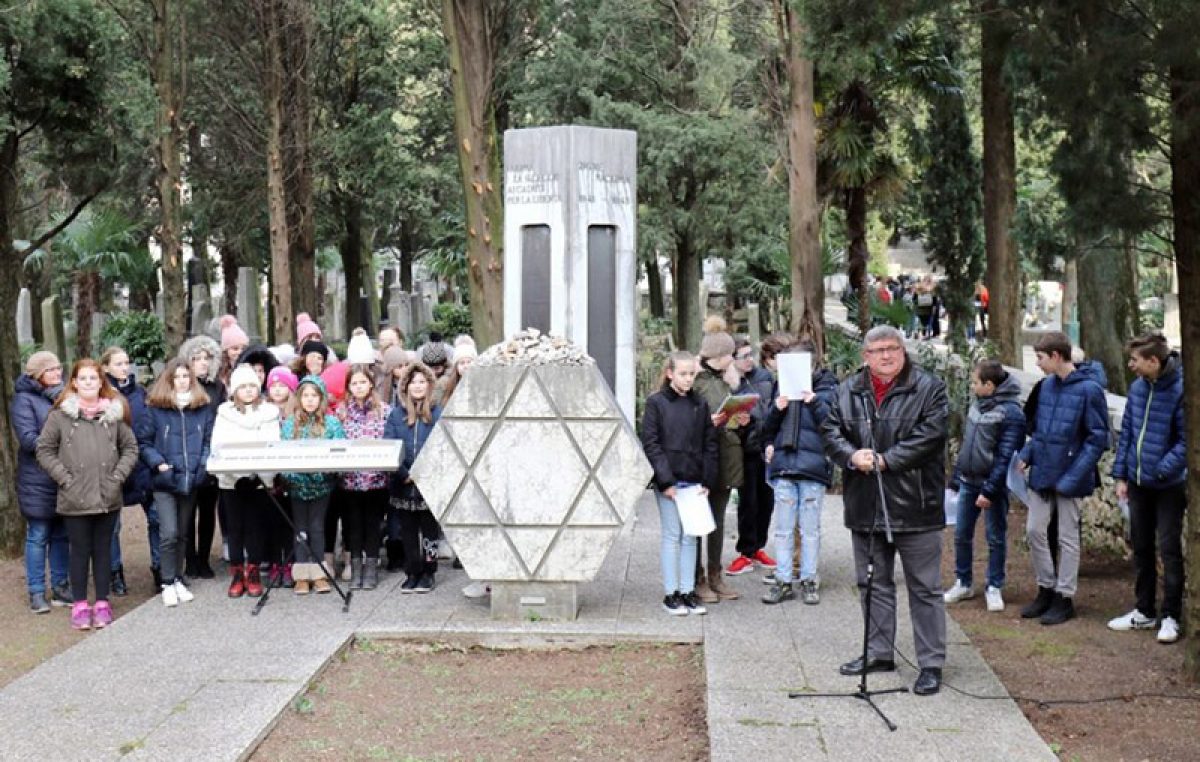 Učenici OŠ Škurinje prigodnim programom na židovskom groblju obilježili Dan sjećanja na holokaust