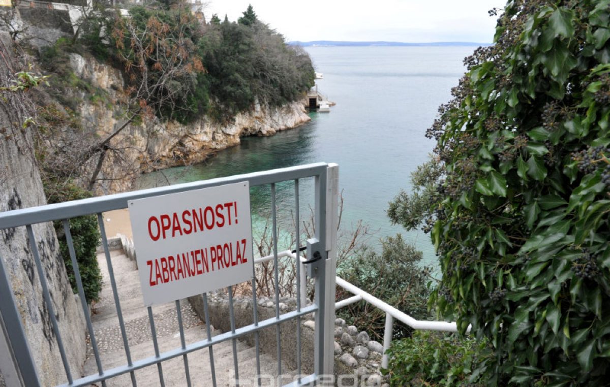 Pristup plaži Sablićevo zabranjen zbog opasnosti od odrona – Uskoro kreće sanacija