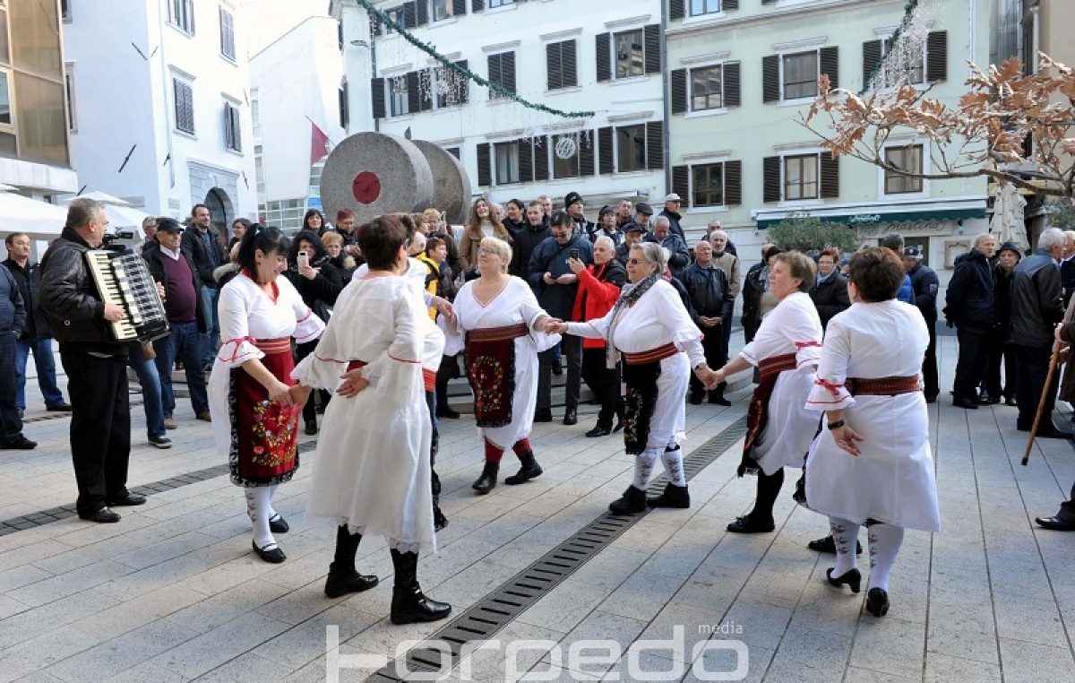 FOTO Tradicionalnim pjesmama i plesovima te podjelom 1.500 porcija lignji obilježen pravoslavni Badnjak