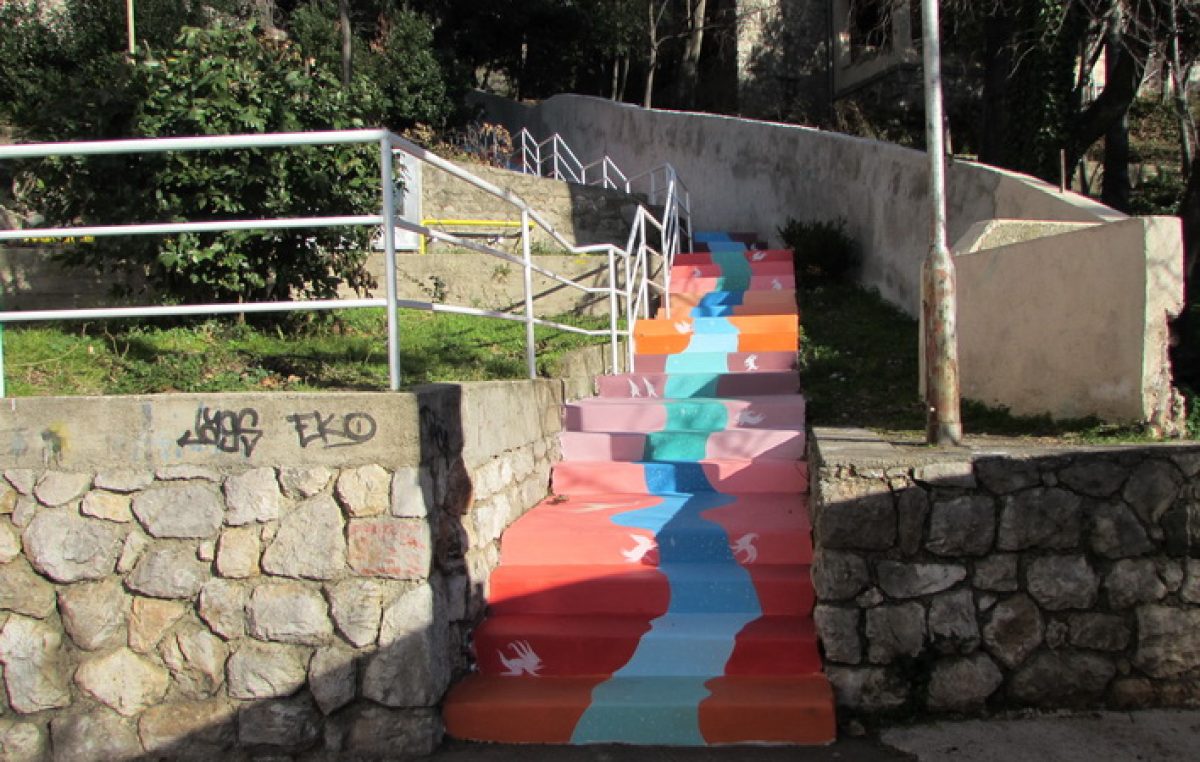 Atraktivno novo ruho stubišta – Oslikane stube Malika Tintilinića na Pećinama