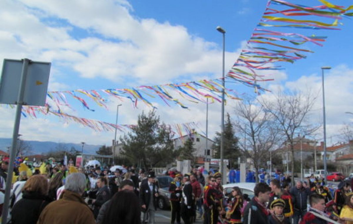 Zbog karnevalske povorke Maškarani Pehlin sutra od 10 do 14 sati zabranjen promet na cesti Turkovo – Pehlin