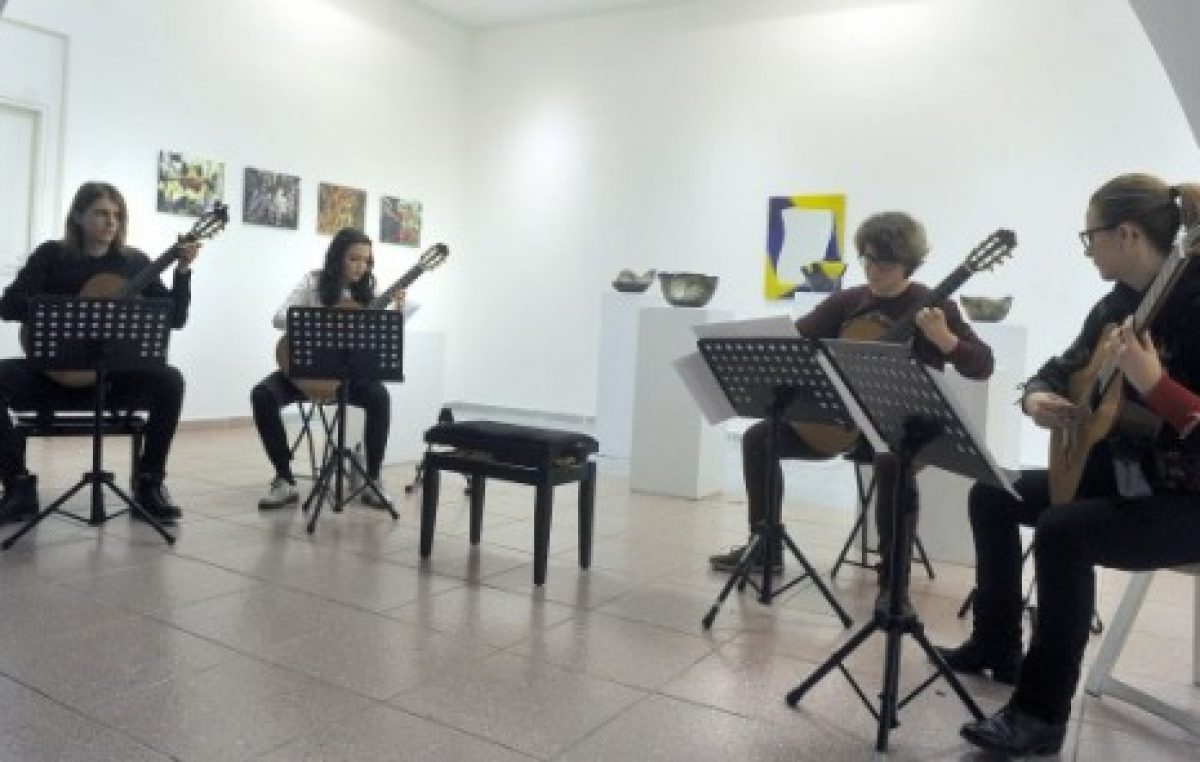 Gitaristički kvartet Glazbene škole I.M.Ronjgov održao interaktivni koncert u sklopu izložbe “Love ART”