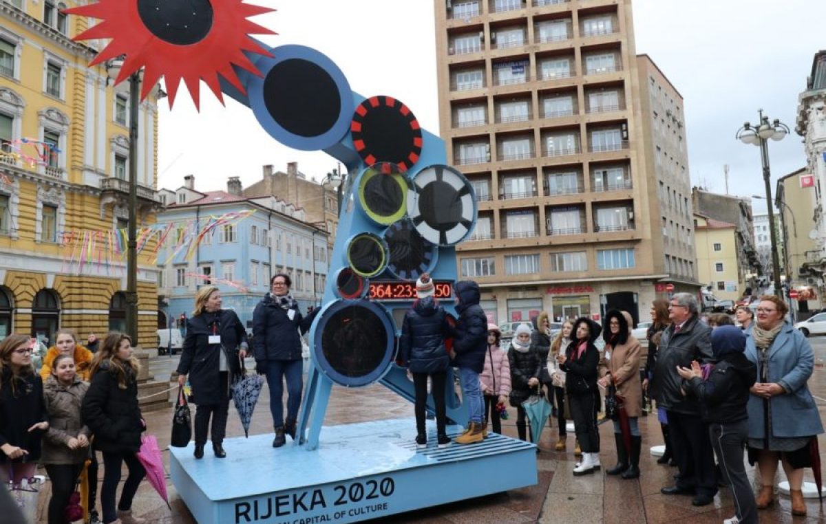 Postavljena skulptura brojač – Krenulo odbrojavanje do projekta Rijeka 2020 – Europska prijestolnica kulture