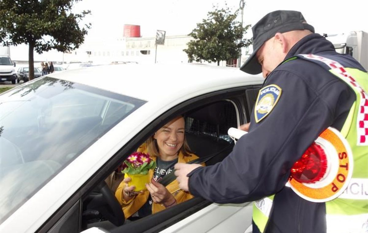 Umjesto kontrole, cvijet i osmijeh – Policajci ugodno iznenadili vozačice za Dan žena