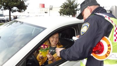 Umjesto kontrole, cvijet i osmijeh – Policajci ugodno iznenadili vozačice za Dan žena