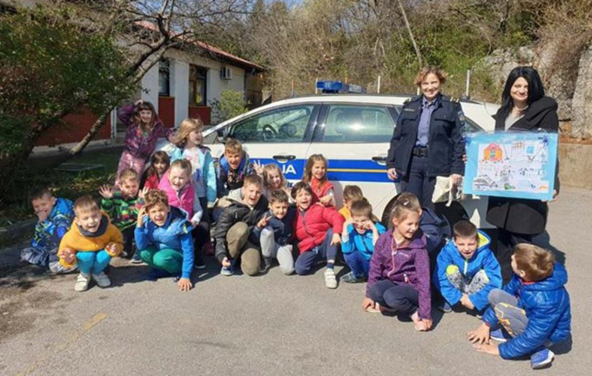 Djeca iz Dječjeg vrtića Zamet darivala policijske službenice