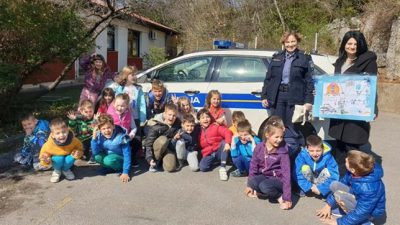Djeca iz Dječjeg vrtića Zamet darivala policijske službenice