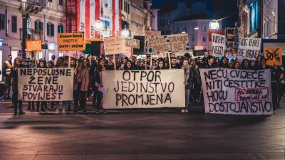 U OKU KAMERE Noćni marš za ženska prava okupio stotine sudionica: Želimo ostavke Kujundžića i Murganić!