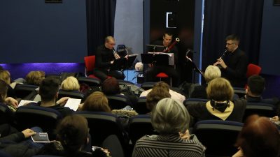 Skriveni koncert: Puhački tRIo oduševio posjetitelje ‘glazbenom terapijom’ u Astronomskom centru Rijeka