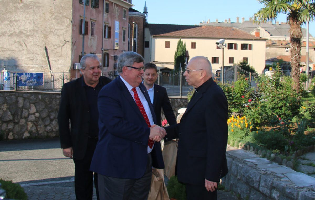 Gradski čelnici čestitali Uskrs nadbiskupu Devčiću i suradnicima, zajedno posjetili grobove Serafina Sobola i Emanuela Hoška