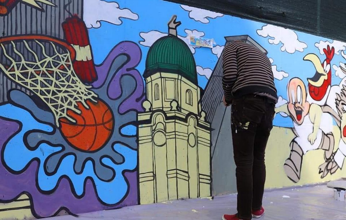 Oslikavanjem zidova nastavljeno uređenje košarkaškog igrališta na Zametu
