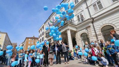 Puštanjem plavih balona s Korza obilježen Svjetski dan svjesnosti u autizmu