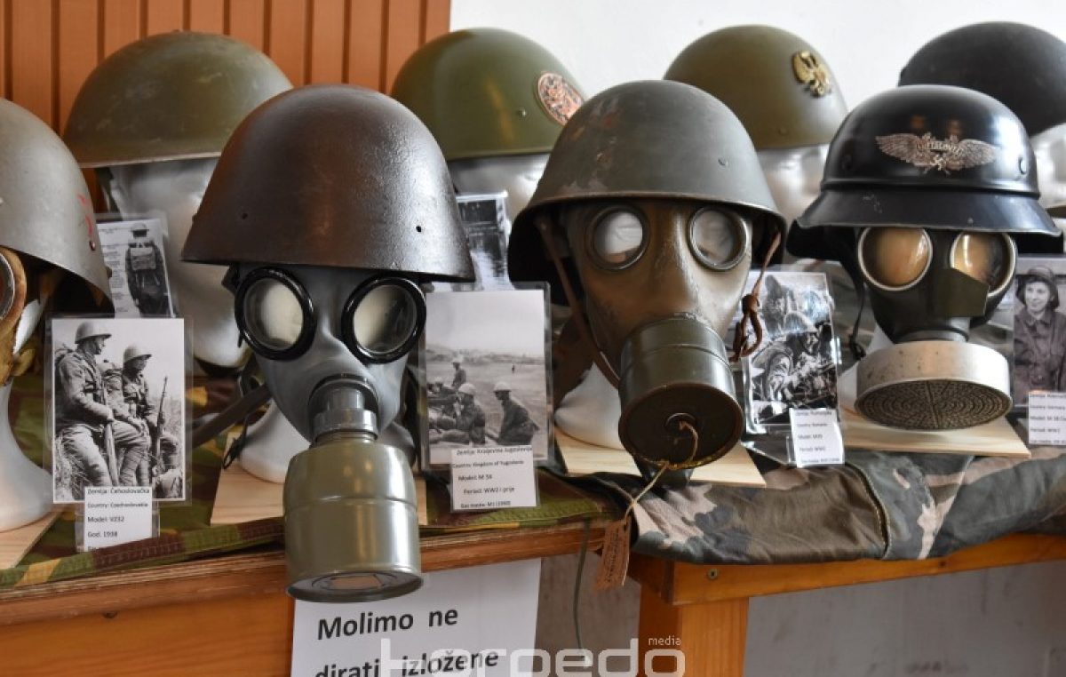 FOTO  Čavjanski Dom kulture ugostio izložbu stare vojne opreme i vojnih obilježja