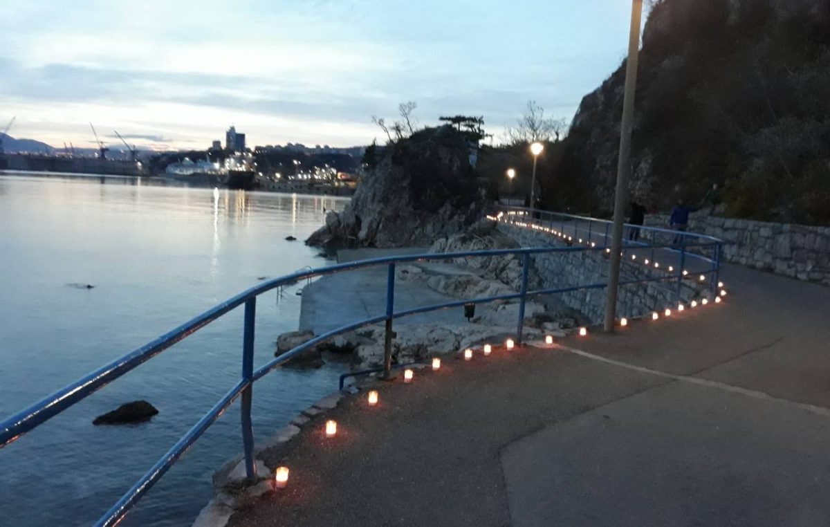 U OKU KAMERE Završni događaj humanitarne akcije “Svijetlimo za autizam” – Tisuću svijeća osvijetlilo je obalni put u Žurkovu