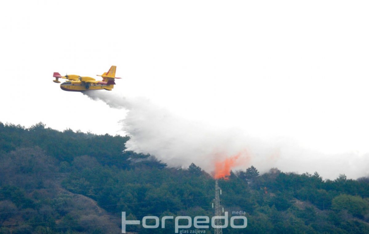 VIDEO Fantastične akrobacije pilota kanadera tijekom gašenja požara u Sušačkoj Dragi oduševile Rijeku i Hrvatsku