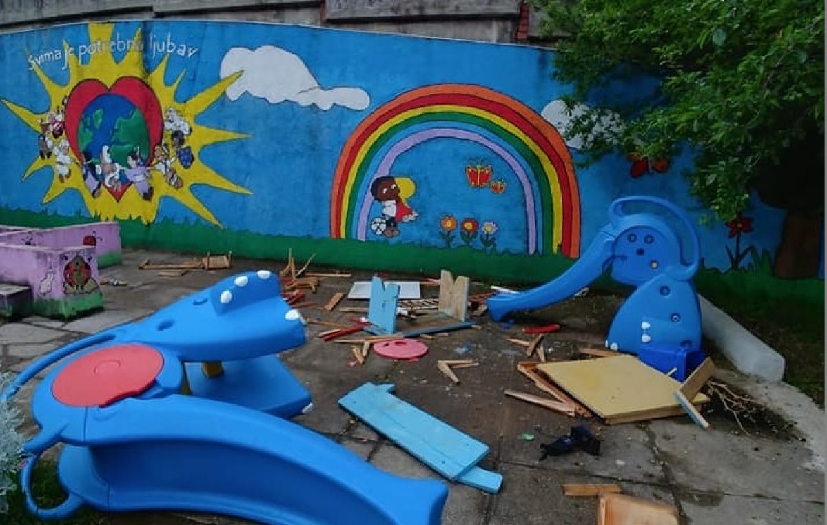 FOTO Bezumni čin nasilja: Vandali uništili okoliš i igralište Dječjeg vrtića Maestral