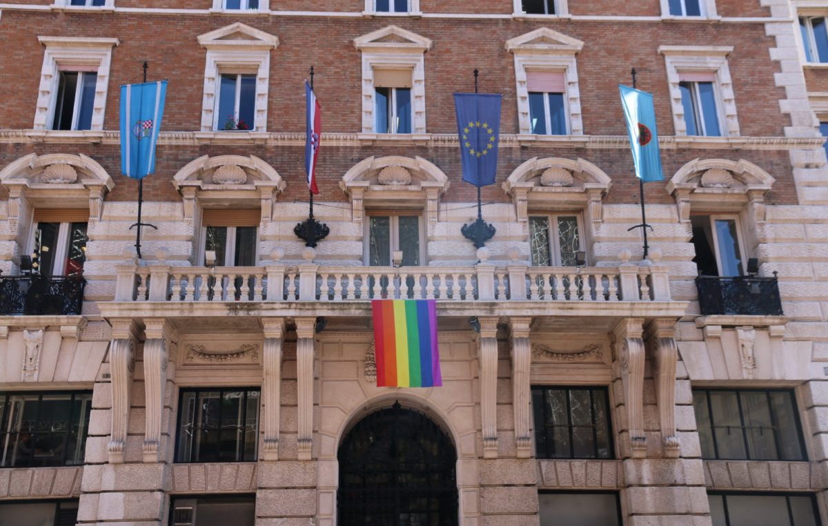 Grad Rijeka zastavom duginih boja obilježio Dan borbe protiv homofobije i transfobije