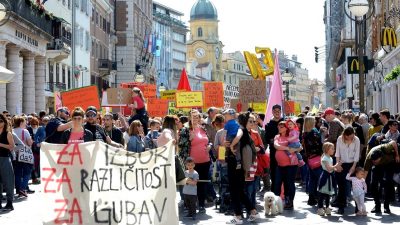 FOTO/VIDEO Rijeka je ustala u obranu ljudskih prava: Hod za slobodu okupio tisuće građana
