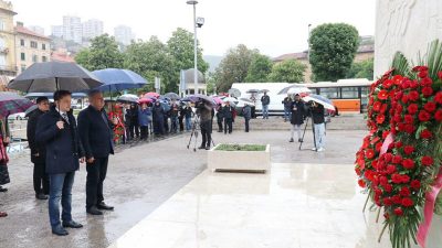 Delegacije grada i županije polaganjem vijenaca na Spomenik oslobođenja obilježile Dan pobjede nad fašizmom