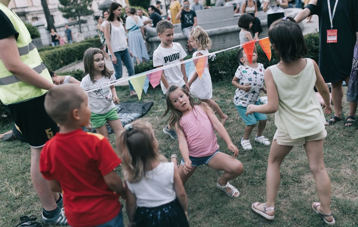 Tobogan pretvorio park kod Guvernerove u disko za djecu i roditelje, mališani uživali i u predstavi ‘Kiša’ GKL Rijeka